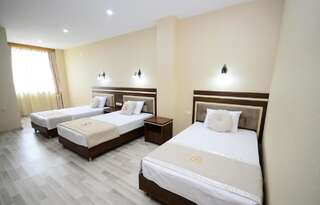 Отель Hotel 725 B Батуми Трехместный номер-1