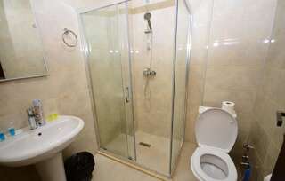 Отель Hotel 725 B Батуми Просторный двухместный номер с 2 отдельными кроватями-2