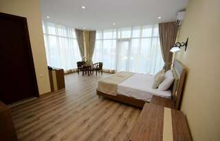 Отель Hotel 725 B Батуми Люкс с кроватью размера «king-size» и балконом-8