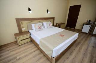Отель Hotel 725 B Батуми Люкс с кроватью размера «king-size» и балконом-11