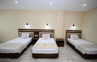 Отель Hotel 725 B Батуми Трехместный номер-4