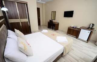 Отель Hotel 725 B Батуми Большой двухместный номер с 1 кроватью-11
